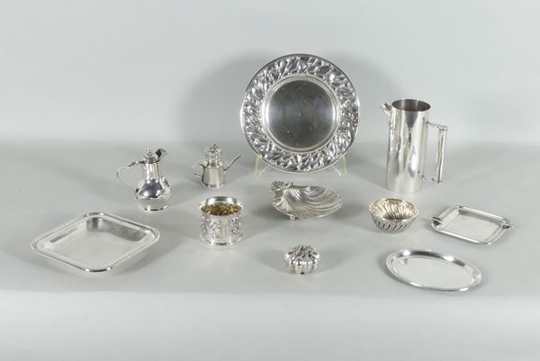Lotto in argento di undici oggetti. (Gr. 1500)