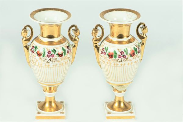 Coppia di piccoli Vasi in porcellana