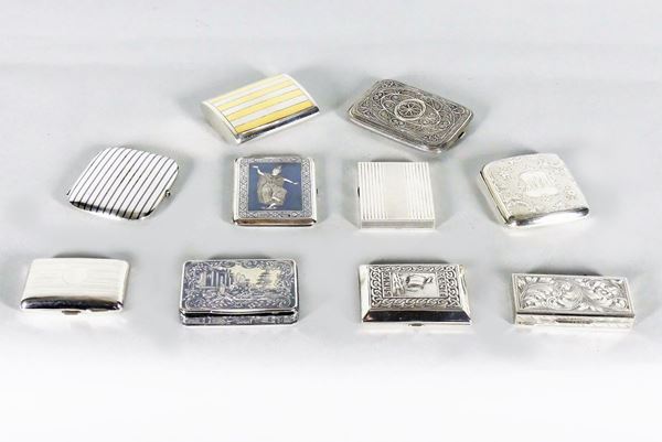 Dieci portasigarette e tabacchiere in argento, varie epoche. Gr. 750