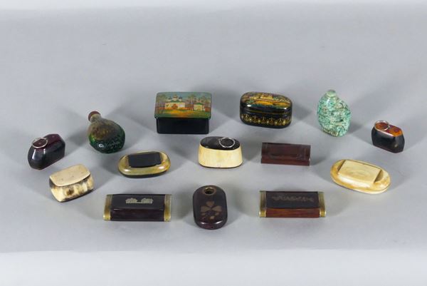 Lot of fourteen snuff boxes, boxes and snuff bottles