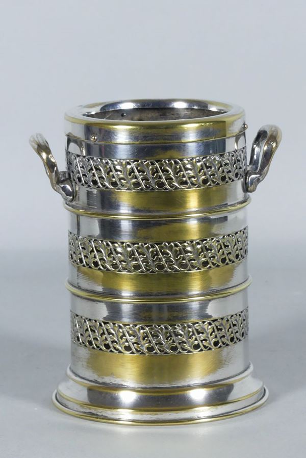 Bottle holder in silver metal