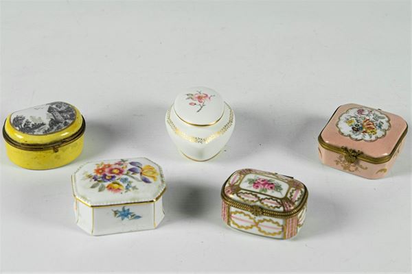 Five boxes in decorated porcelain