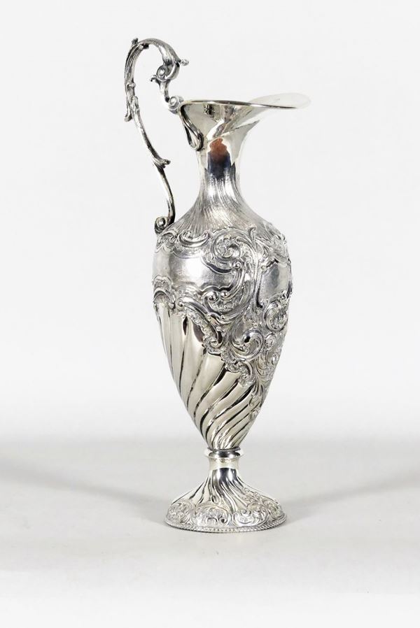 Embossed and chiseled silver carafe. 750 grams