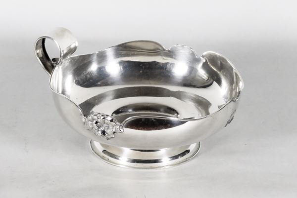 Round centerpiece in silver with two handles, one of which is missing. 610g