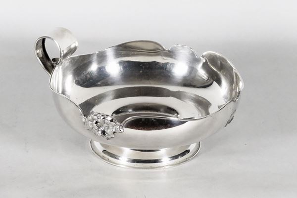 Round centerpiece in silver with two handles, one of which is missing. 610g