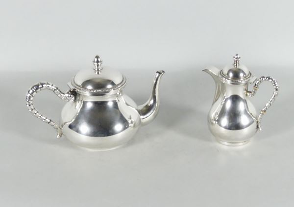 Silver teapot and milk jug (Gr. 1040)