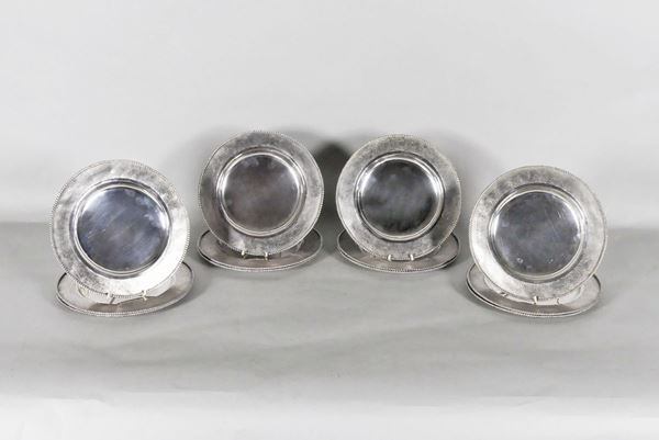 Twelve silver plates. 3670g