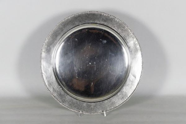 Large round plate in silver. Gr. 930