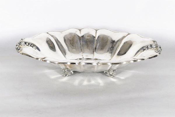 Oval fruit bowl in silver. 590 grams