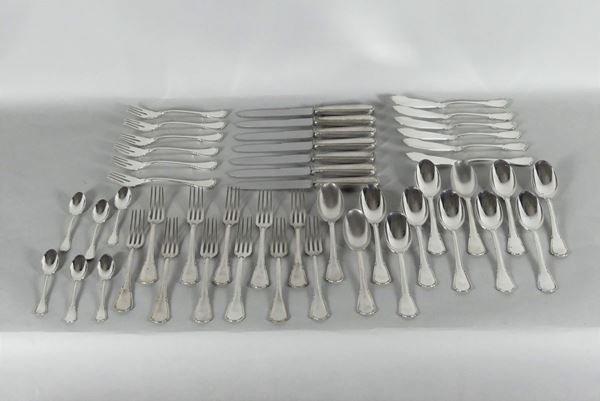 Rimanenza di servizio di posate in argento cesellato (48 pz gr. 2430)