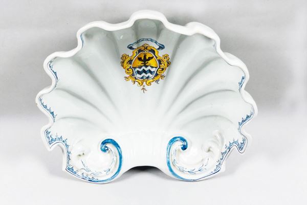 Conchiglia in maiolica smaltata di Faenza Fabbrica Ferniani