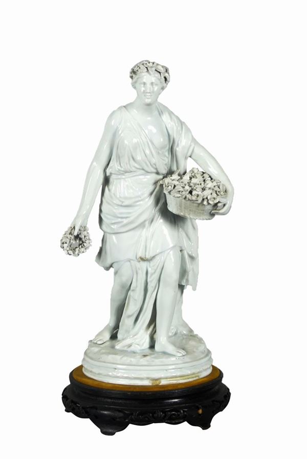 Scultura "Vestale con fiori" in porcellana bianca Ginori