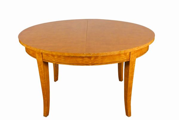 Extendable oval dining table