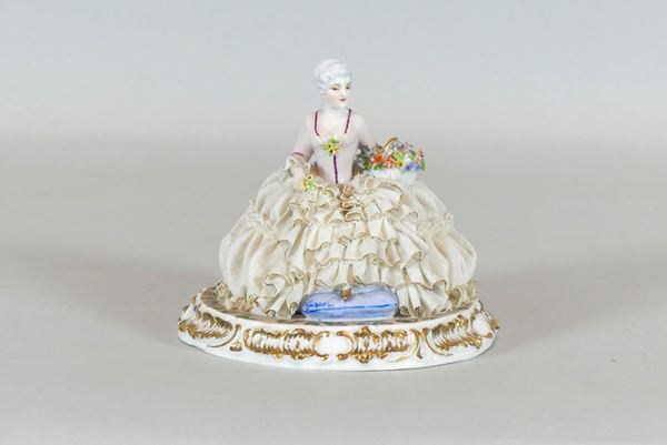 Figurine &quot;Lady with a basket of flowers&quot; in porcelain. Signed L. Fabris