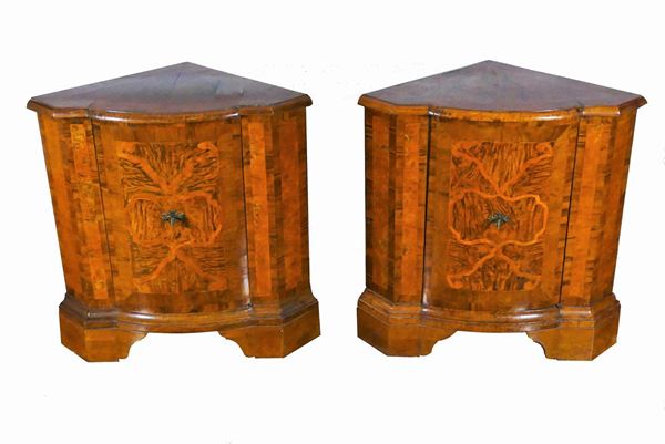 Pair of Lombard - Venetian Louis XV corner cupboards in walnut