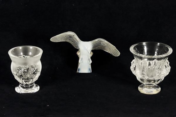 Lotto in cristallo Lalique di due anforette e un&#39;aquila (3 pz)