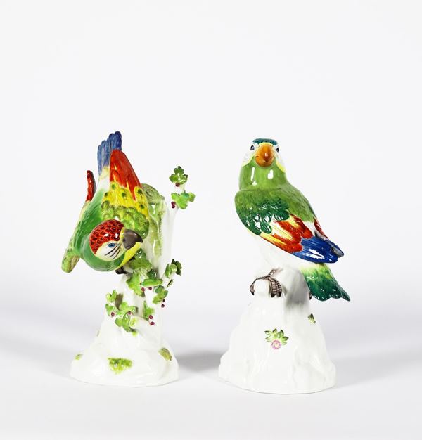 Coppia di Sculture in porcellana Meissen &quot;Pappagalli su tronchi d&#39;albero&quot;