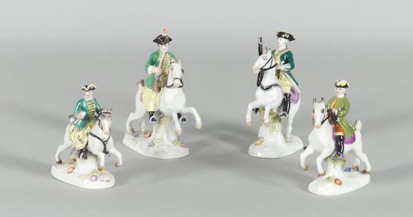 Quattro statuine &quot;Cacciatori a cavallo&quot; in porcellana policroma Meissen