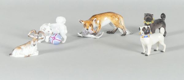 Cinque piccole statuine in porcellana policroma Meissen