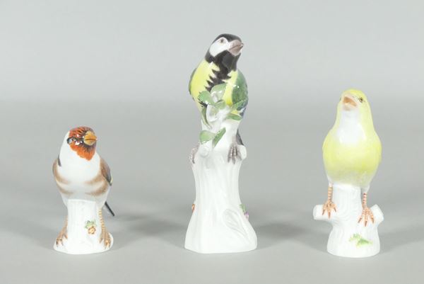 Tre statuine &quot;Uccellini&quot; in porcellana policroma Meissen