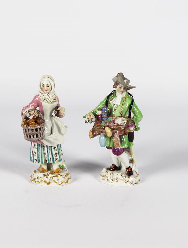 Coppia di piccole Sculture in porcellana Meissen &quot;Venditore ambulante e venditrice di molluschi&quot;