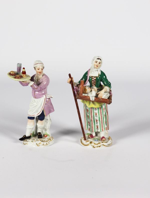Coppia di piccole Sculture in porcellana policroma Meissen &quot;Oste e contadina con figlioletto&quot;