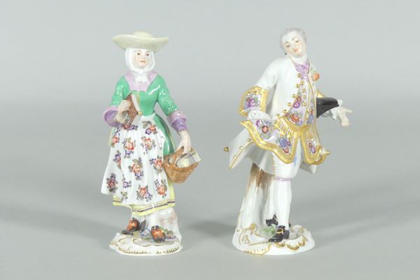 Due Statuine &quot;Fanciulla con libro&quot; e &quot;Cavaliere&quot; in porcellana Meissen
