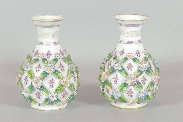 Coppia di piccoli vasi in porcellana francese