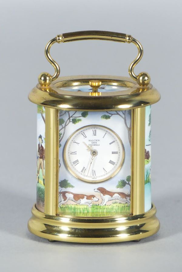 Cappuccina inglese in miniatura in metallo dorato