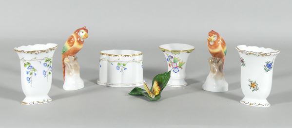 Quattro vasetti, due pappagalli e una farfalla in porcellana Herend
