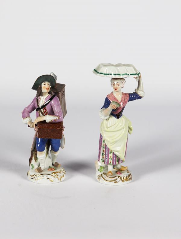Coppia di piccole Sculture in porcellana Meissen &quot;Suonatore di organetto e venditrice di molluschi&quot;