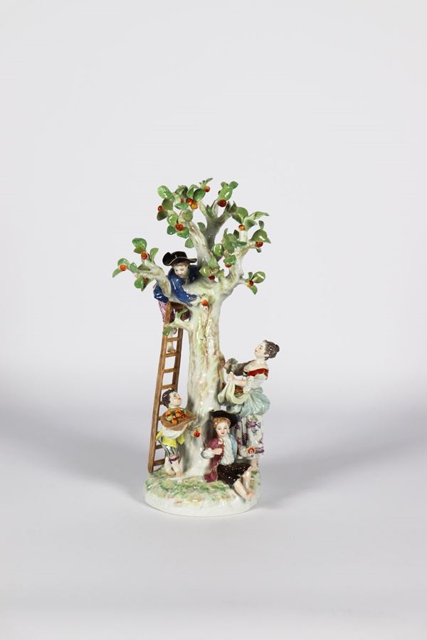 Gruppo in porcellana policroma smaltata Meissen &quot;La raccolta delle mele&quot;