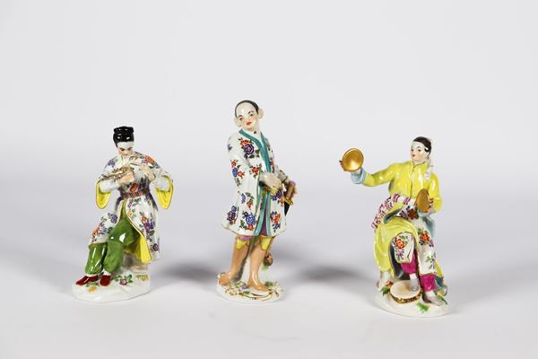 Tre piccole Sculture in porcellana policroma smaltata Meissen &quot;Cinesini&quot;