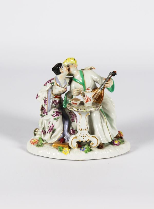 Piccolo Gruppo in porcellana policroma smaltata Meissen &quot;Cinesini con scena galante&quot;