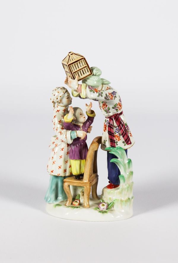 Piccolo Gruppo in porcellana policroma smaltata Meissen &quot;Cinesina con figlioletti che giocano&quot;
