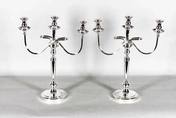 Pair of chiseled silver candelabra. 2500 grams