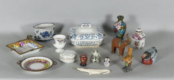 Lot in porcelain and cloisonn&#233; enamel  - Auction Time auction - Furniture, Silver, Meissen Porcelain, Miscellanea and Chandeliers - Gelardini Aste Casa d'Aste Roma