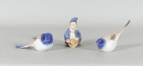 Tre statuine &quot;Bambino e due uccellini&quot; in porcellana Royal Copenhagen.