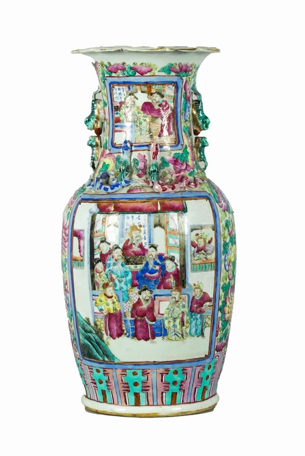 Chinese vase in enamelled polychrome porcelain