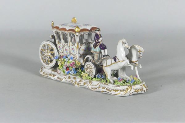 Gruppetto &quot;Carrozza e cocchiere&quot; in porcellana. Firmato L. Fabris