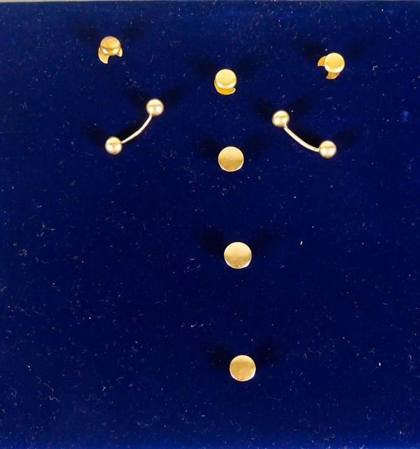 Set of 9 Kt yellow gold shot buttons. Gr. 13.5