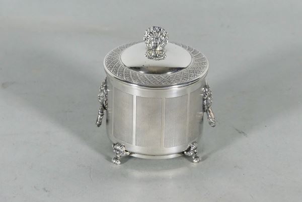 Sugar bowl in chiseled and embossed silver. 190g