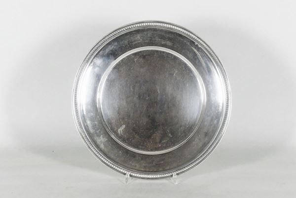 Piatto tondo in argento con bordo cesellato. Gr. 430