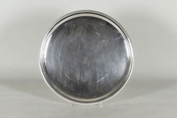 Piatto tondo in argento con bordo sbalzato. Gr. 550 