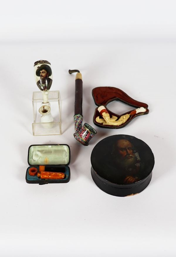 Lot of Three Pipes, a mouthpiece and a round snuffbox