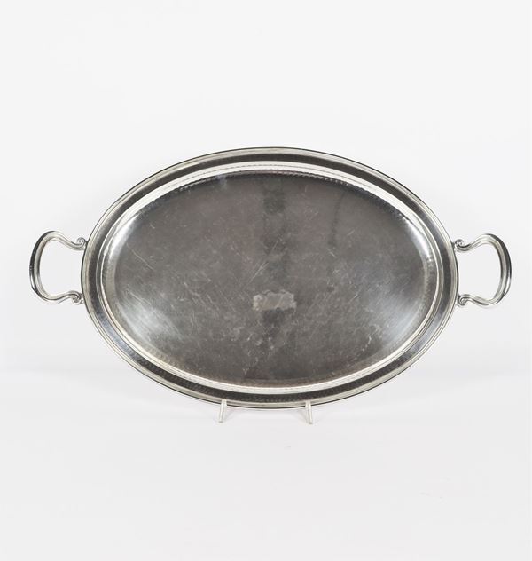 Oval tray in silver with two handles. Gr. 1550