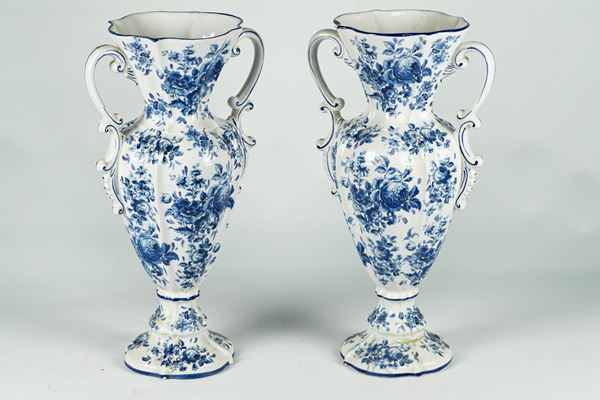 Coppia di vasi in ceramica porcellanata