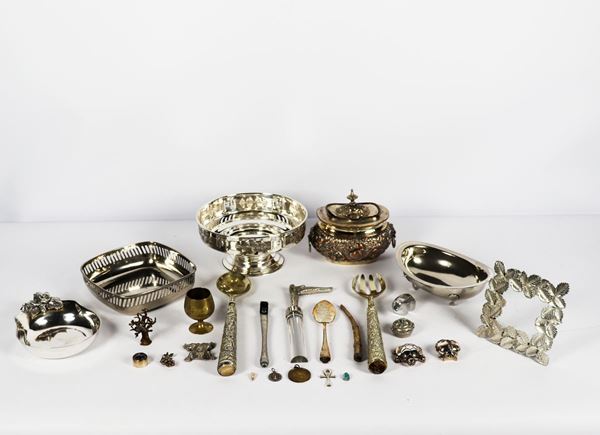 Lot in silver metal  - Auction Timed Auction - Antiques, Furniture, Paintings from the 17th to the 20th Century, Silver, Various Meissen and Ginori Porcelains, Icons, Bronzes, Miscellaneous - Gelardini Aste Casa d'Aste Roma