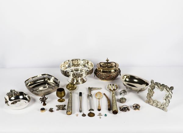 Lotto in metallo argentato  - Asta Asta a Tempo - Antiquariato, Arredamenti, Dipinti dal XVII al XX Secolo, Argenti, Porcellane varie Meissen e Ginori, Icone, Bronzi, Miscellanea - Gelardini Aste Casa d'Aste Roma