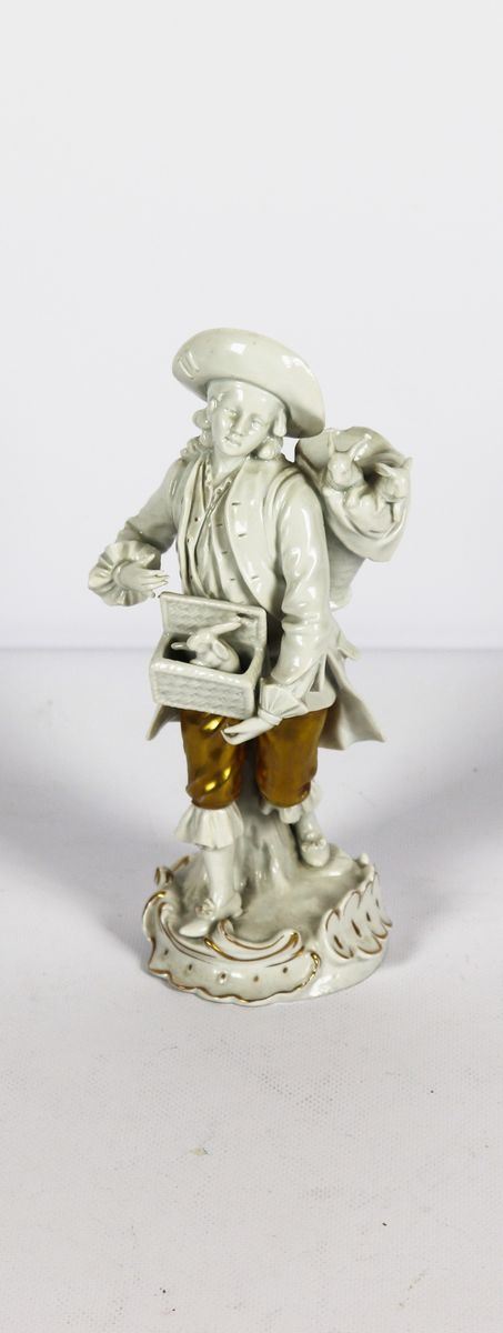 Statuina in porcellana Ginori bianca e oro &quot;Venditore di conigli&quot;